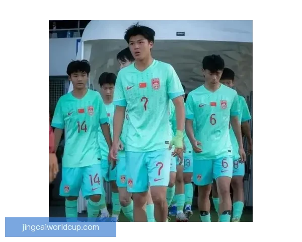 38岁助教锁喉16岁新星 国少溃败后爆发冲突一路追骂推搡引发关注